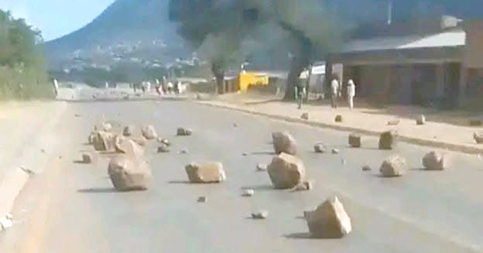 R523 closed between Tshirolwe and Tshikuwi over death protest 