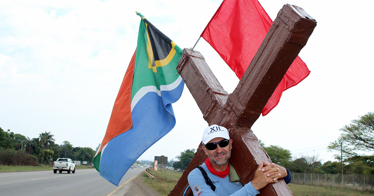 Met 'n kruis op sy skouers: Reini Coetzee se epiese staptog vir geloof