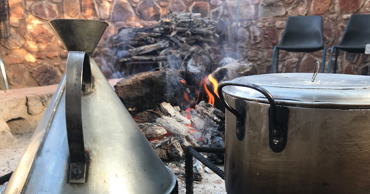 Land gons ná arrestasie van man wat 'onwettige' Mopaniehout koop